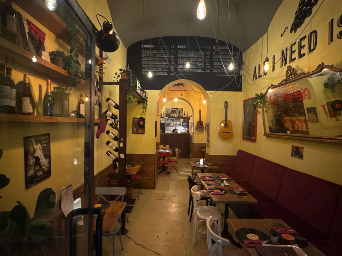 Interno del wine bar Vinart Roma – ambiente artistico