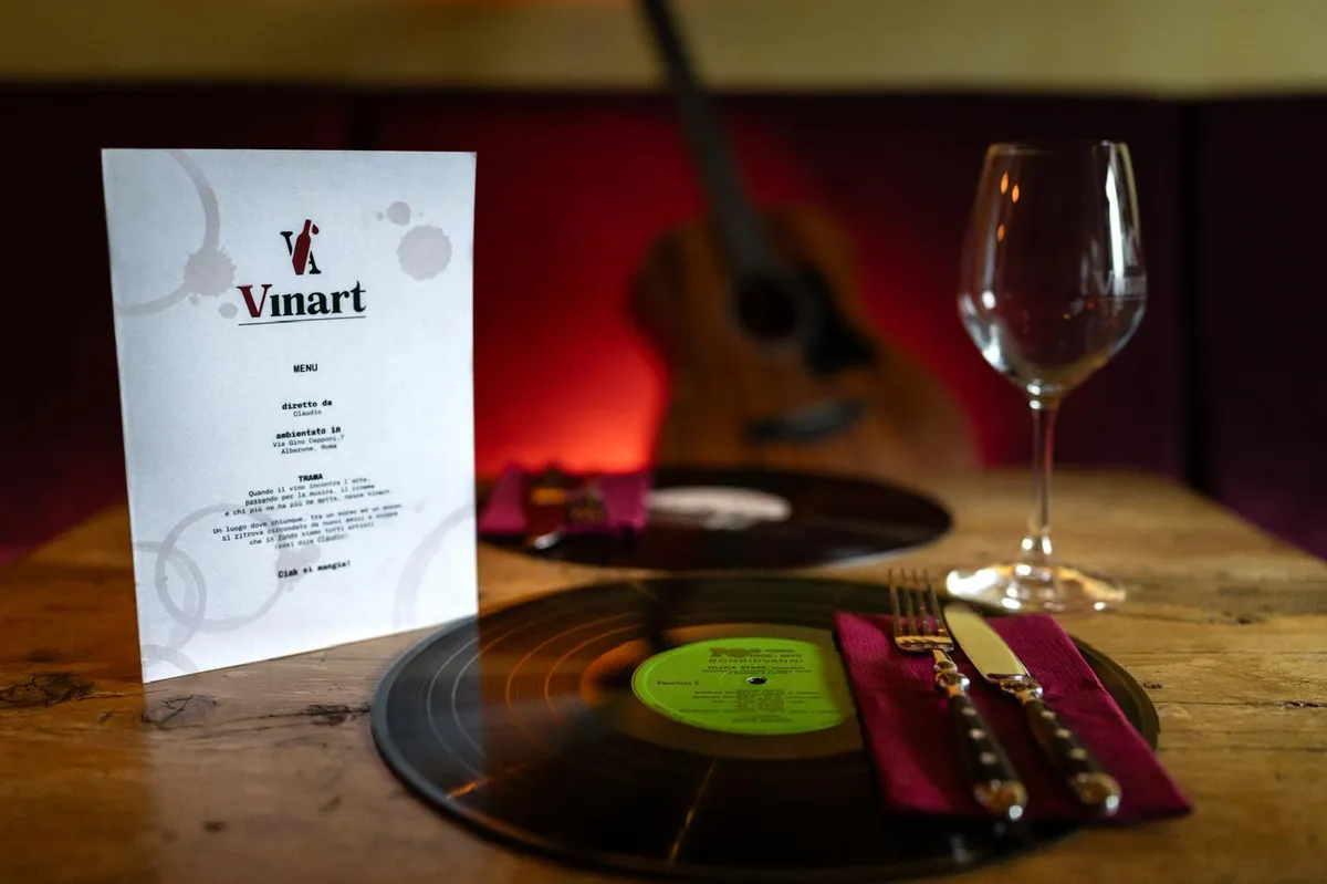 Vinart Roma – sala interna con arte e musica dal vivo